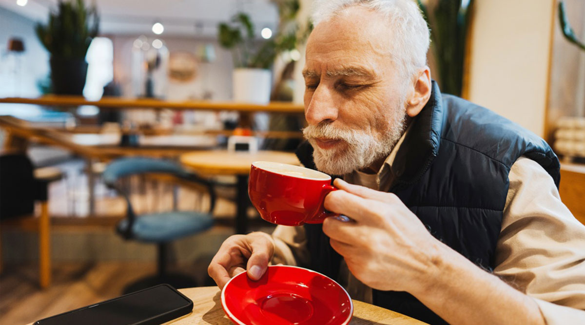 Een man drinkt een kop koffie. Ook wel bekend als bakkie troost of bakkie pleur.