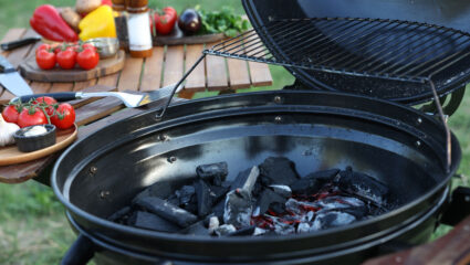 Een barbecue waarvan de kolen nog heet zijn