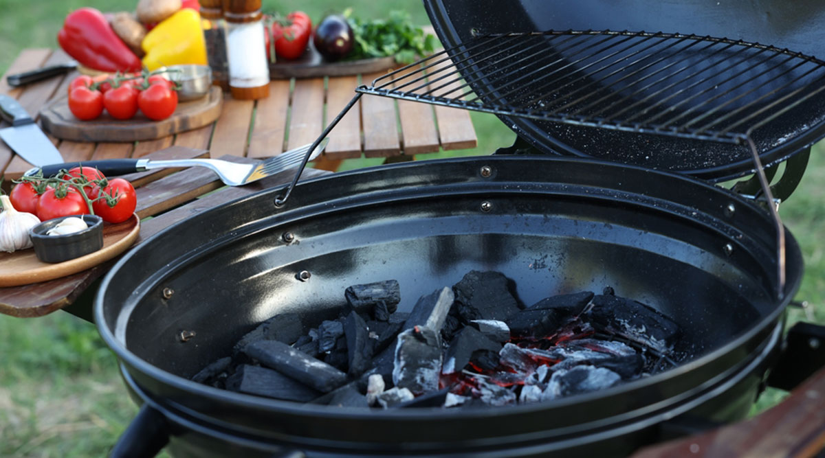 Een barbecue waarvan de kolen nog heet zijn