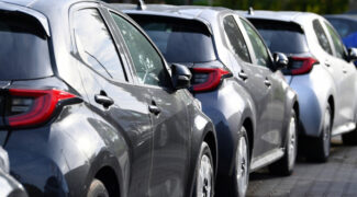 auto's ingeparkeerd achter elkaar.