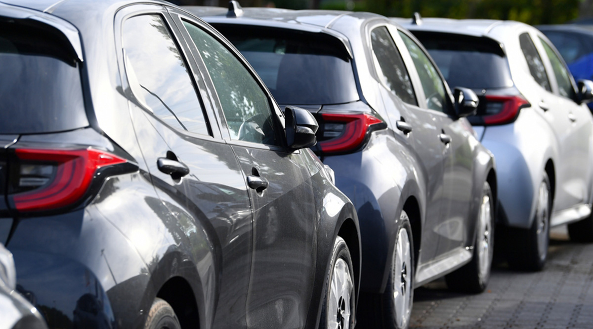 auto's ingeparkeerd achter elkaar.