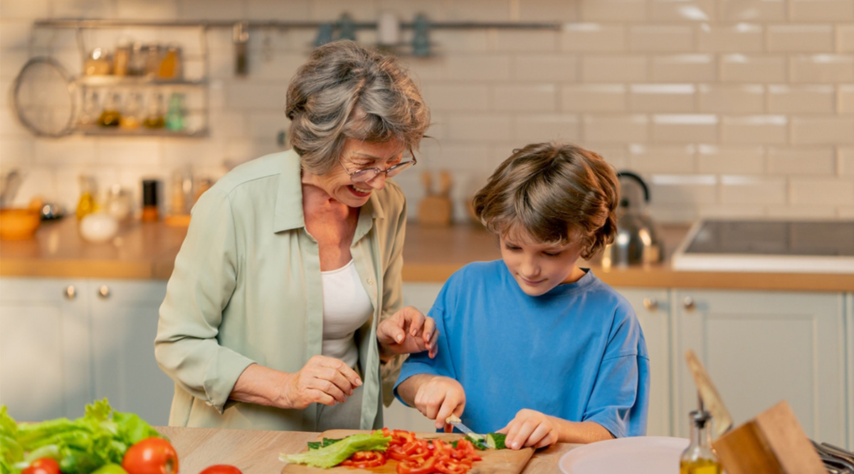 Oma en kleinkind koken samen in de keuken.