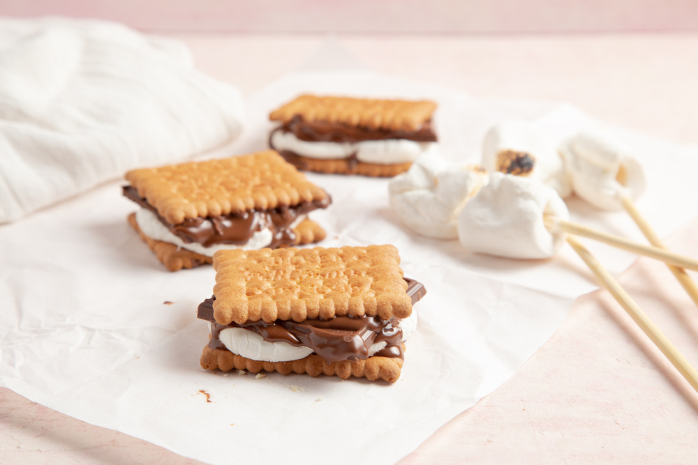 S'mores die met de restwarmte van de barbecue bereid zijn