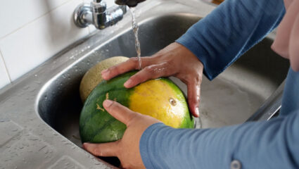 Fruit met schil, zoals meloen, kan het beste gewassen worden voor gebruik