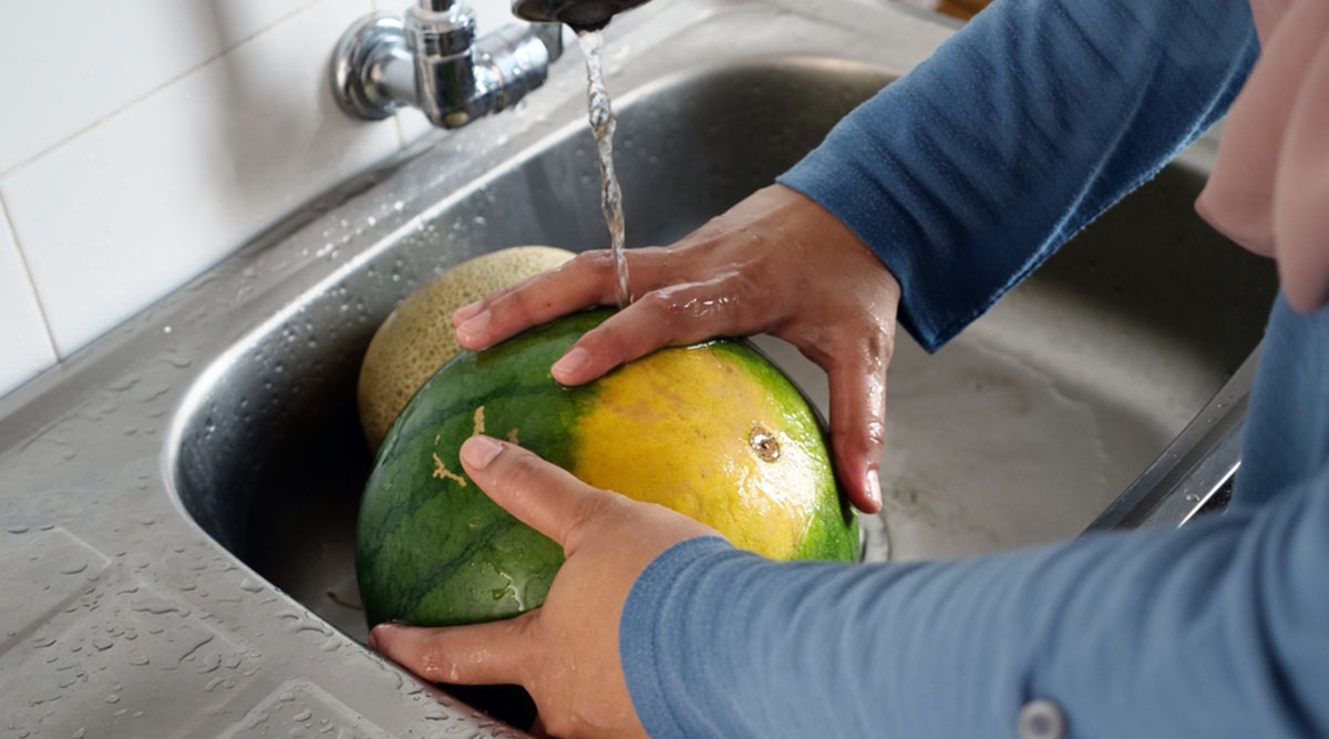 Fruit met schil, zoals meloen, kan het beste gewassen worden voor gebruik