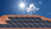 Zonnepanelen tijdens een hete en zonnige dag