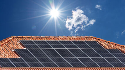 Zonnepanelen tijdens een hete en zonnige dag