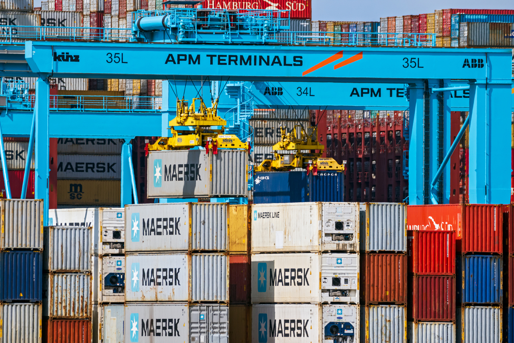 Containers worden van een schip gehaald