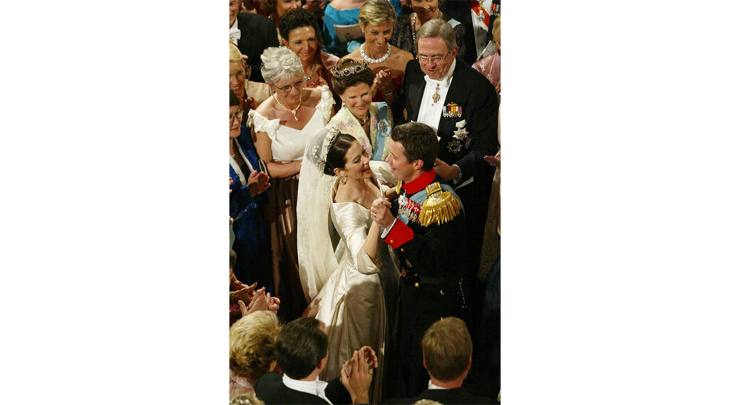 Prinses Mary en kroonprins Frederik tijdens de huwelijkswals in paleis Fredensborg, 14 mei 2004, na hun huwelijk in de kathedraal van Kopenhagen, Denemarken.