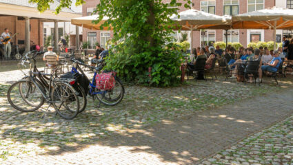 Fietsen bij een zomers terras, waar de leukste gesprekken plaatsvinden