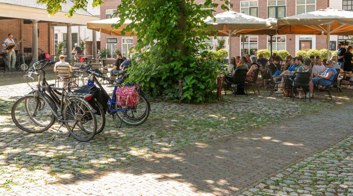 Fietsen bij een zomers terras, waar de leukste gesprekken plaatsvinden