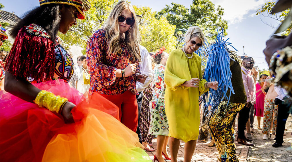 Koningin Máxima en prinses Amalia dansen.
