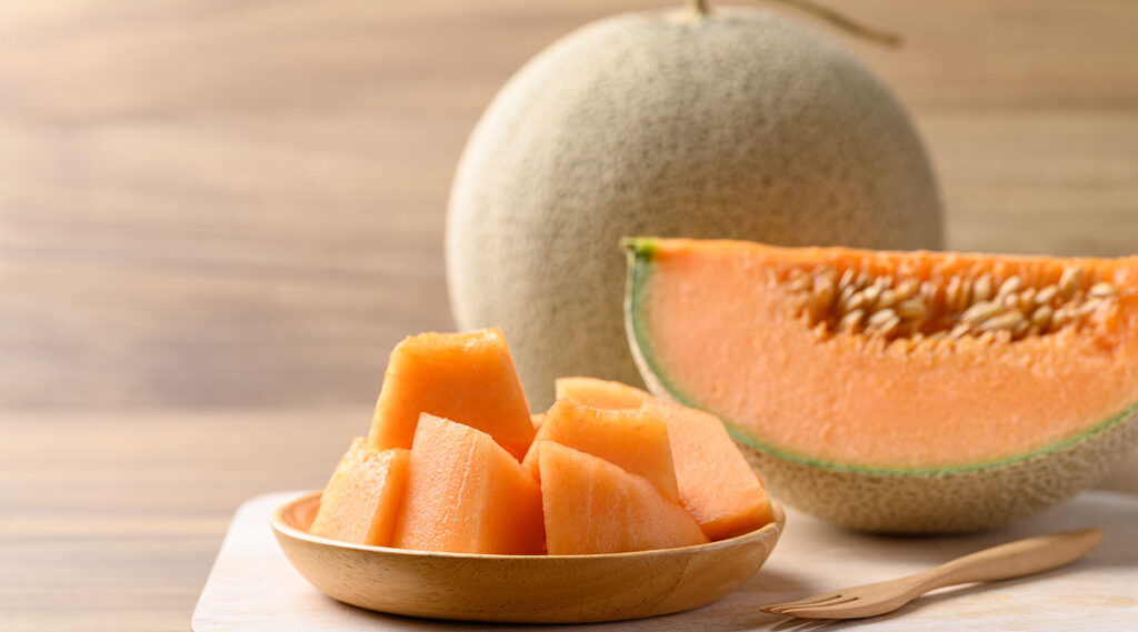 Een cantaloupe meloen in stukjes gesneden.