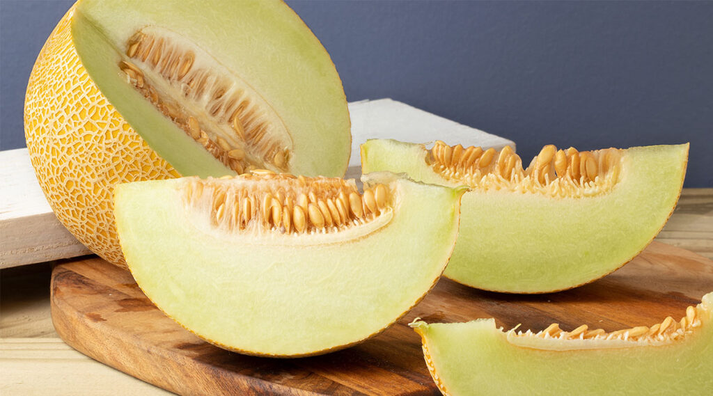 Een galiameloen in parten gesneden.