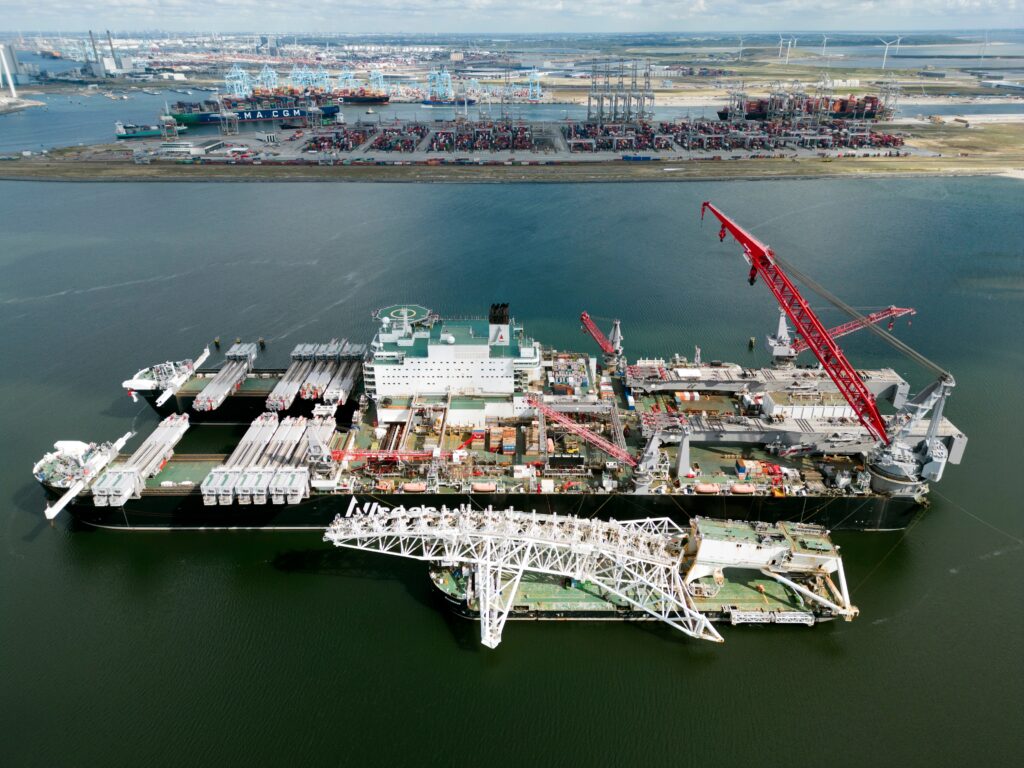 De Pioneering Spirit in de haven van Rotterdam