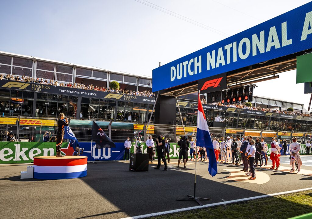Davina Michelle zingt het Wilhemmus op het circuit van Zandvoort.