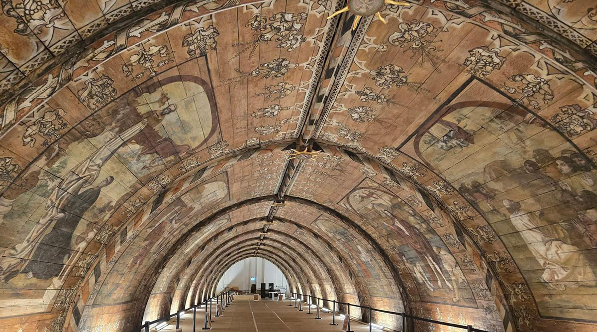 Een uniek kijkje bij de restauratie van het 16e-eeuwse plafondgewelf van Grote Kerk Naarden
