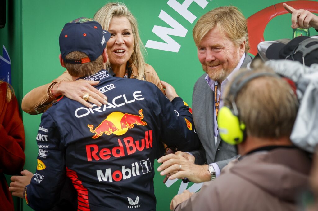 Koningin Máxima en Koning Willem-Alexandere feliciteren Max Verstappen na het winnen van de F1 Grand Prix van Nederland op het Circuit van Zandvoort op 27 augustus 2023.