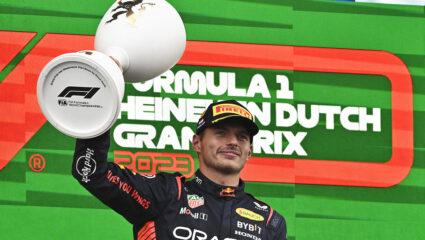 Max Verstappen met zijn beker na zijn winst tijdens de Dutch Grand Prix in Zandvoort.