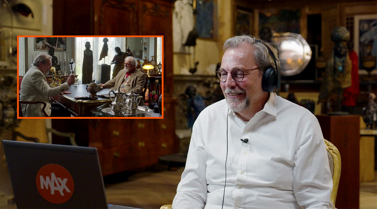 Ronald van Zadelhoff kijkt naar een fragment uit Van onschatbare waarde.