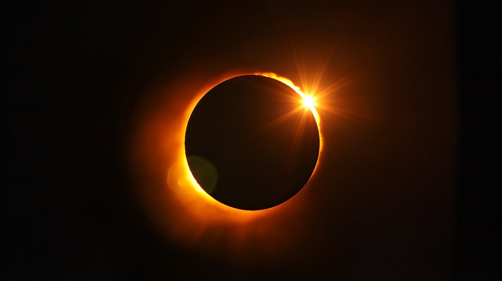 De zon is bijna niet meer te zien vanwege een zonsverduistering