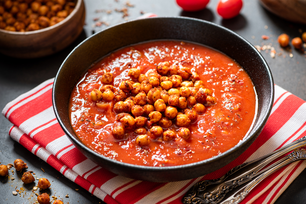 Krokante kikkererwten in een pittige tomatensoep