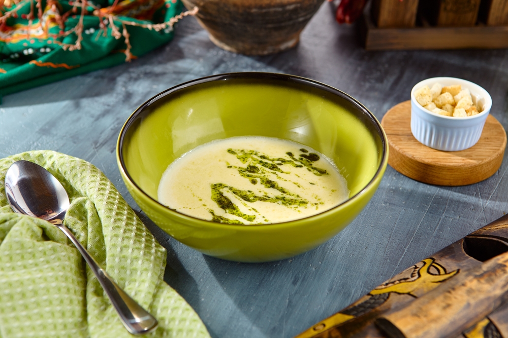 Romige kaassoep met pesto en croutons