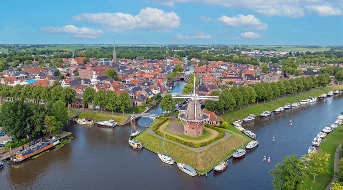 Josine Droogendijk: ‘Koningsdag in Dokkum: historie, ijs en een frisse nasmaak’